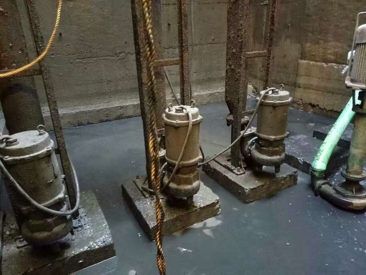 王屋镇污水池清理